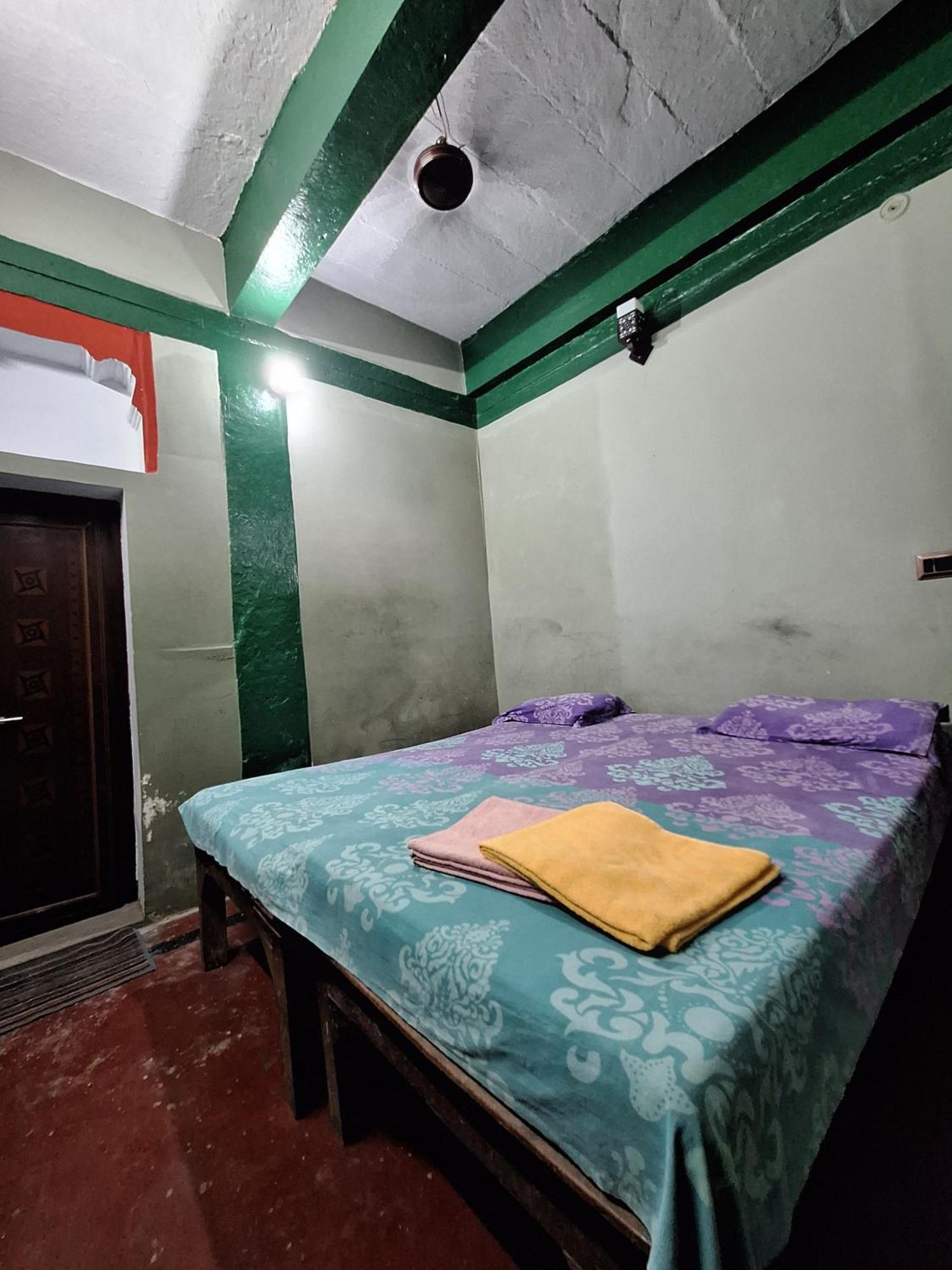 Vishnu Rest House Varanasi Exterior foto